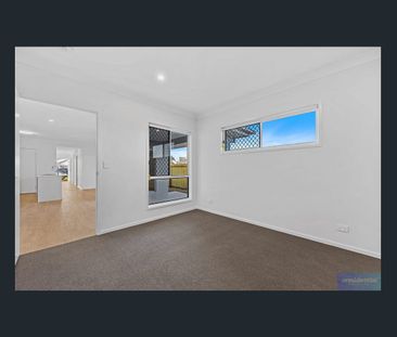 🏡 Modern 3-Bedroom Living in Deception Bay - Photo 1