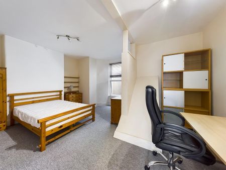 4 bedroom terraced house to rent - Photo 3