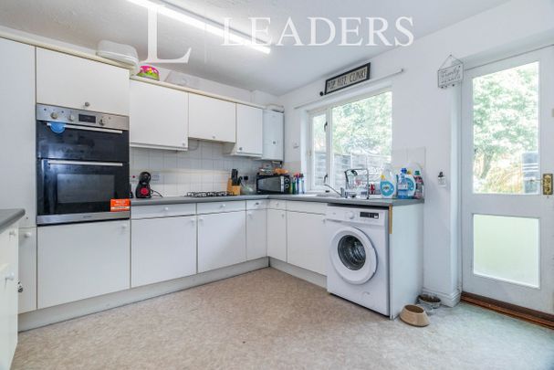 3 bedroom end of terrace to rent Farriers Road, Epsom, KT17 - Photo 1