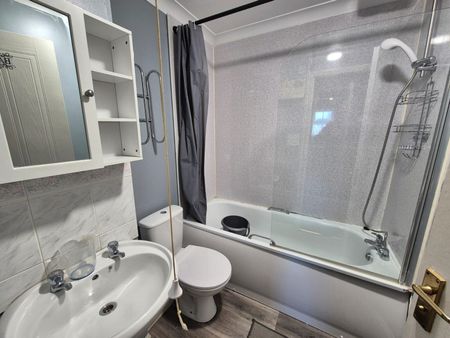 Churchill Court, Bishops Park, Telford Close - Photo 4