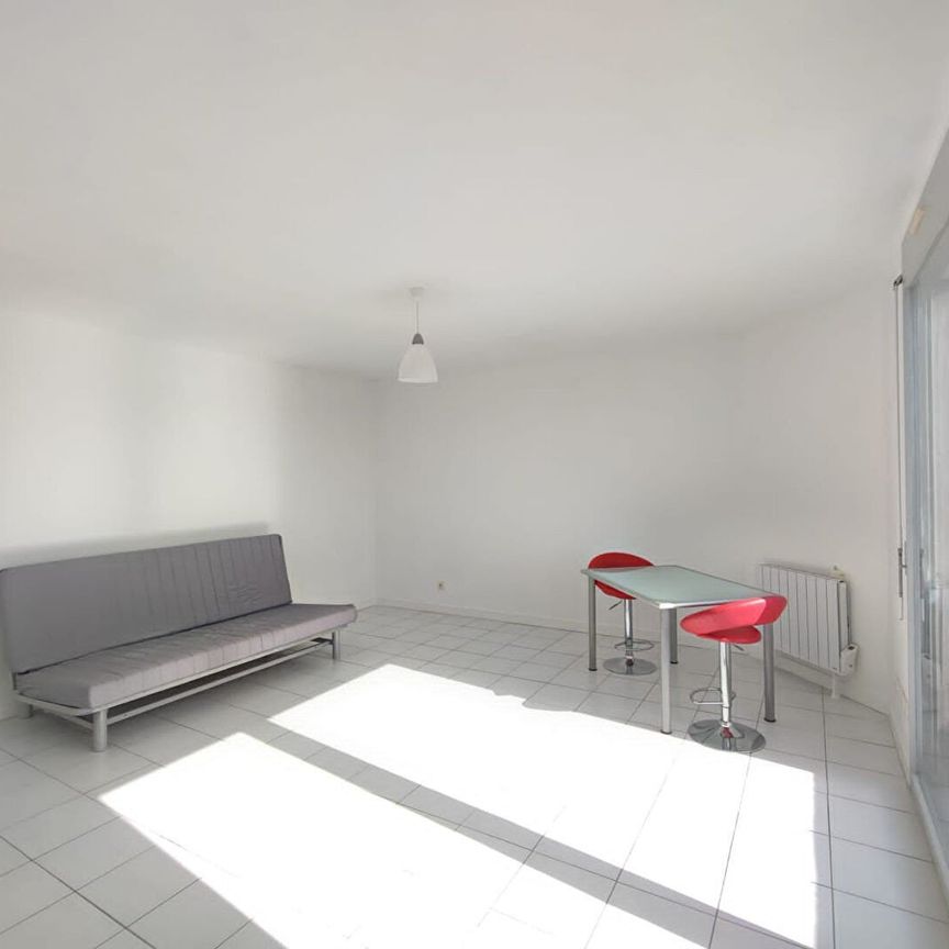 Location studio 38 m2 Lyon 3ème - Photo 1