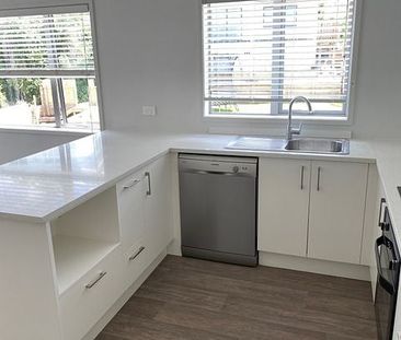 Sunny, modern and private 2bdrm unit with sea view - Photo 4