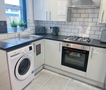 Room in a Shared House, Newcombe Street, L6 - Photo 3