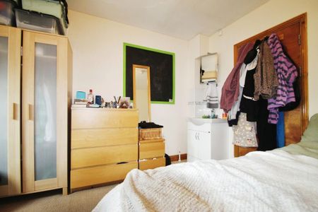 3 bedroom end of terrace house to rent - Photo 4