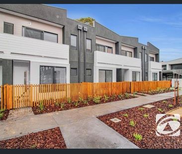 TOWNHOUSE IN HEART OF PAKENHAM - Photo 2