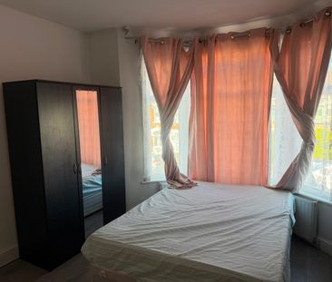 Room in a Shared House, Holmwood Road, IG3 - Photo 5