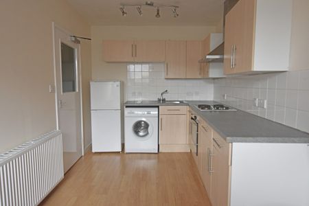 3 Bedroom Flat - Photo 2