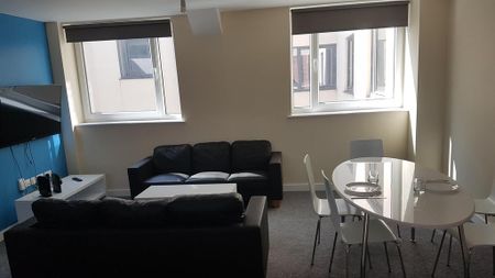 4 bedroom flat to rent - Photo 2