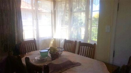 Three bedroom home in handy location - Photo 4