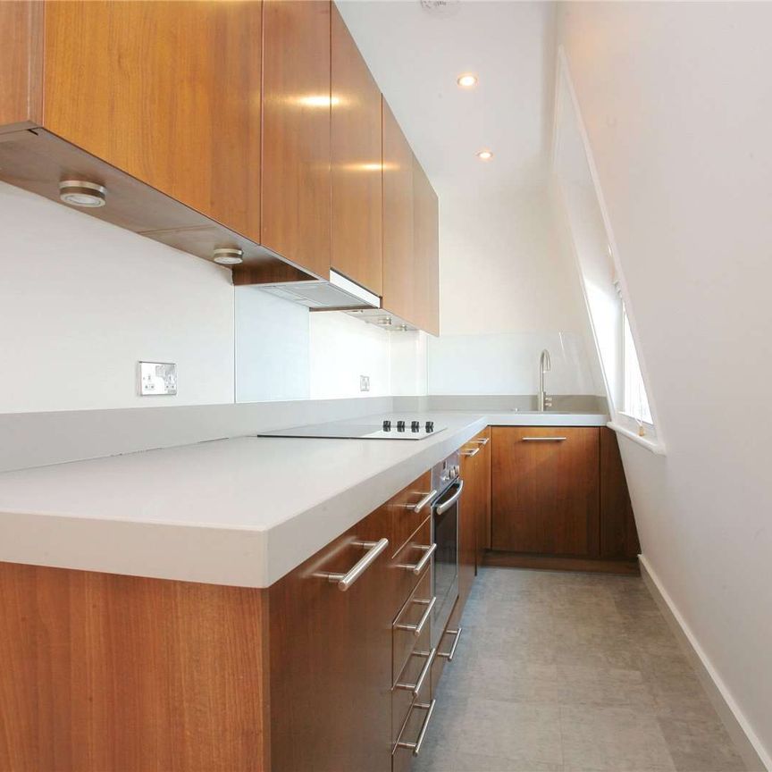 This well presented studio apartment is situated in a stucco fronted period conversion on the very desirable road of Cranley Gardens. - Photo 1