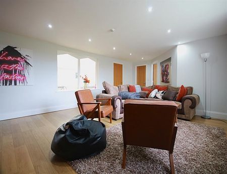 6 Bedroom Detached To Let - Photo 3