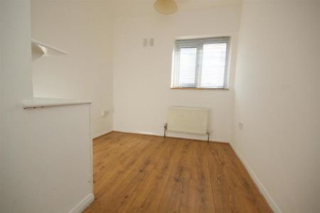 3 bedroom terraced house to rent - Photo 3