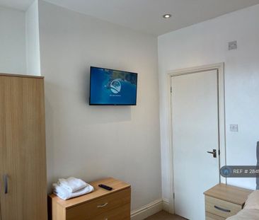 1 bedroom in a house share to rent - Photo 2