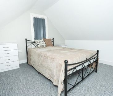 5 bedroom end of terrace house to rent - Photo 2