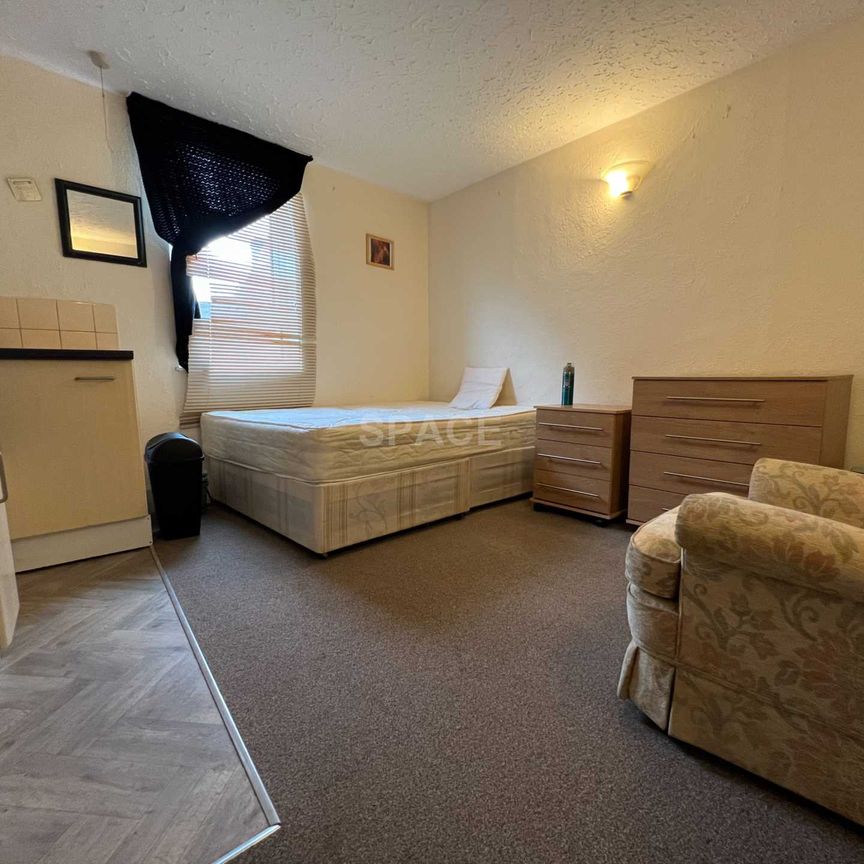 BEDSIT, Southampton Street, Reading, Berkshire, RG1 2RB - Bedsit 1 - Photo 1