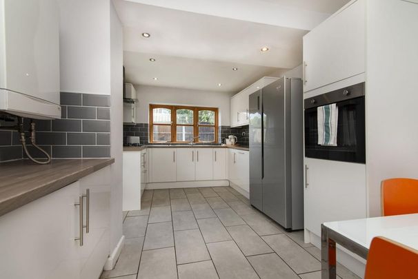 5 bedroom semi-detached bungalow to rent - Photo 1