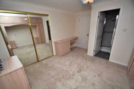 3 bedroom flat to rent - Photo 4
