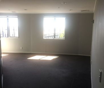 Sunny Top Floor Apartment on the CBD's Fringe - Photo 6