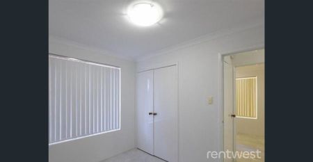 COMFORT, CONVENIENCE & LOCATION! - Photo 3