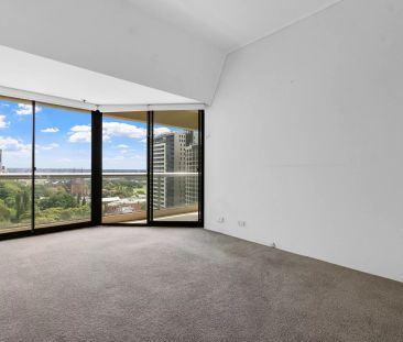 NORTH FACING HYDE PARK APARTMENT WITH HARBOUR VIEWS - Photo 4