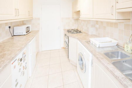 1 bedroom in a house share to rent - Photo 3