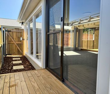 Sunny & Spacious Living in a Convenient Location - Photo 5