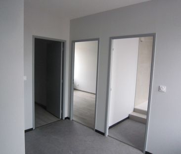 Location Appartement 3 pièces 58m² POUILLY SOUS CHARLIEU 42720 - Photo 4