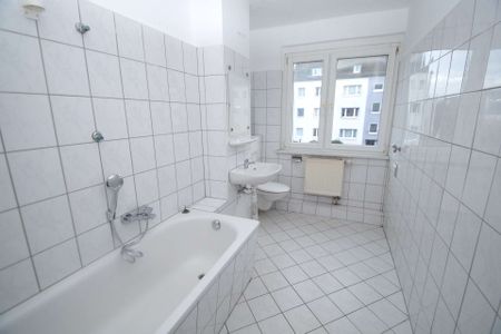4-Zimmer-Wohnung mit großer Küche und Badewanne, renoviert, ab sofort - Photo 5