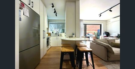 Newly renovated 1 Bedroom Apartment with Sunlit Courtyard! - Photo 2