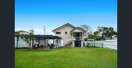 Renovated 3-Bed Upper-Level Home with Modern Style, Fireplace & Huge Backyard - Prime Carindale Location - Photo 4