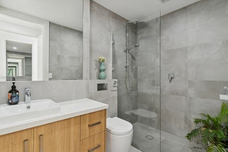 Jade Gardens: Heavenly Top Floor Chic Apartment With Light, Tree Top Views, Skylight, High Ceilings, Lift Access, Walk to Bayside, Train, Bus & Cafes - Photo 4