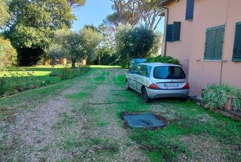 Ardeatina-Divino Amore: Quiet, charming rustic villa, big and well-curated garden, 3 beds, 1 study, 3 baths, living room, kitchen, with terraces , AC and parking space. Ref 2322