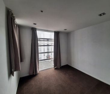 2 Bedroom Spacious Apartment with 2 Carparks - Photo 6