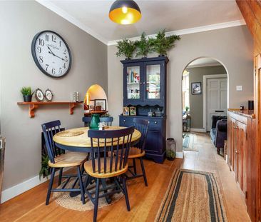 Beautiful Victorian terrace in a sought-after cul-de-sac - Photo 2