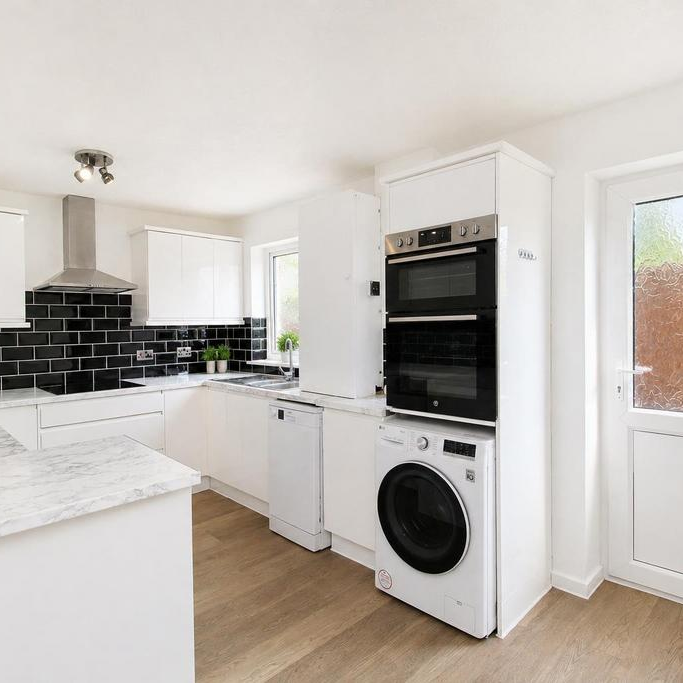 2 bedroom end of terrace house to rent - Photo 1