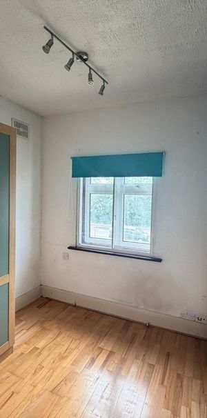 Room in a Shared Flat, North Circular Road, NW2 - Photo 1