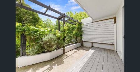 Spacious Two Bedroom Apartment with Leafy Private Terrace & Parking for 3 Cars - Photo 3