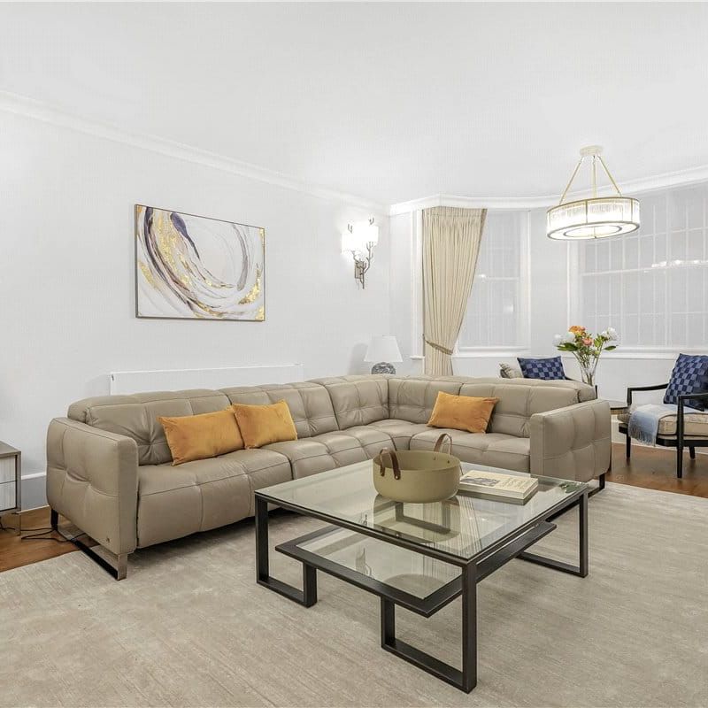 A very special lateral space with period features situated on the lower ground (with patio terrace) of this Holland Park villa typical of the area. EPC rating C | Council tax band H - Photo 1