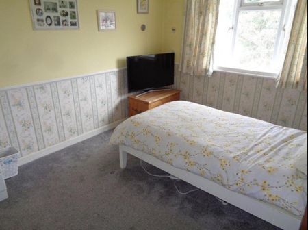 3 bedroom semi-detached house to rent - Photo 5