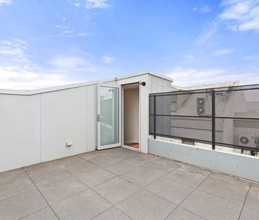 Peaceful Designer Living in Fitzroy North's Best Kept Secret - Photo 5