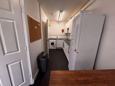 1 bedroom in a house share to rent - Photo 4