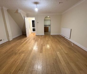 3 Bed Terraced House, Layton Road, TW8 - Photo 2