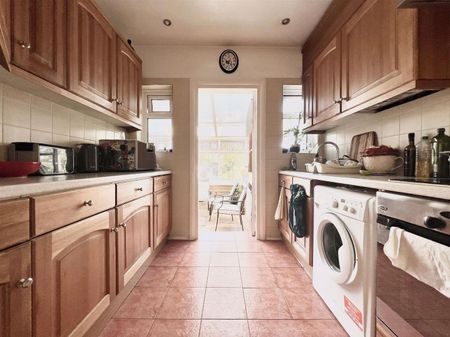 South Countess, London - Photo 5