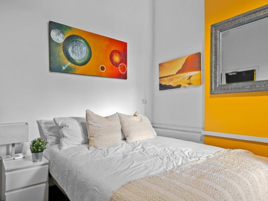 Redfern - Photo 1
