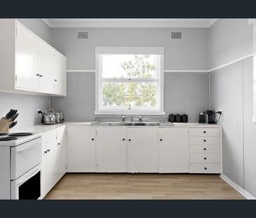 Lovely home with modern touches - Photo 4