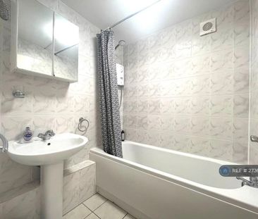 3 bedroom flat to rent - Photo 6