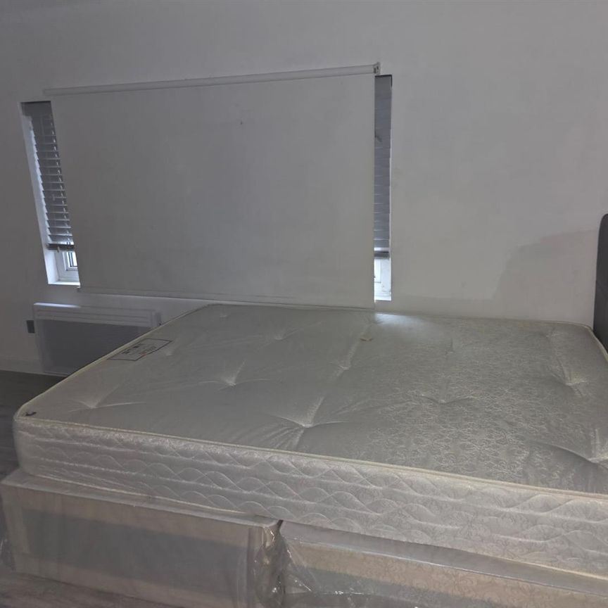 Humes Avenue, London W7 - Photo 1