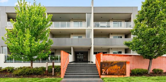 Light, Space and Resort-Style Living - Photo 2