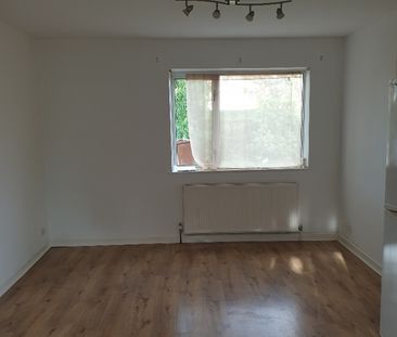 3 Bed Semi-Detached House, Hollin Park Crescent, LS8 - Photo 2