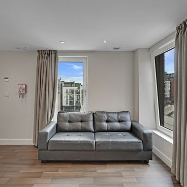 Beautiful 3-Bedroom, 3-Bathroom City Centre Apartment Near Hallam University - Photo 1